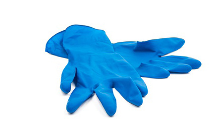 blaue Hygienehandschuhe: symbolisch für Hygienemängel im Medizinrecht.